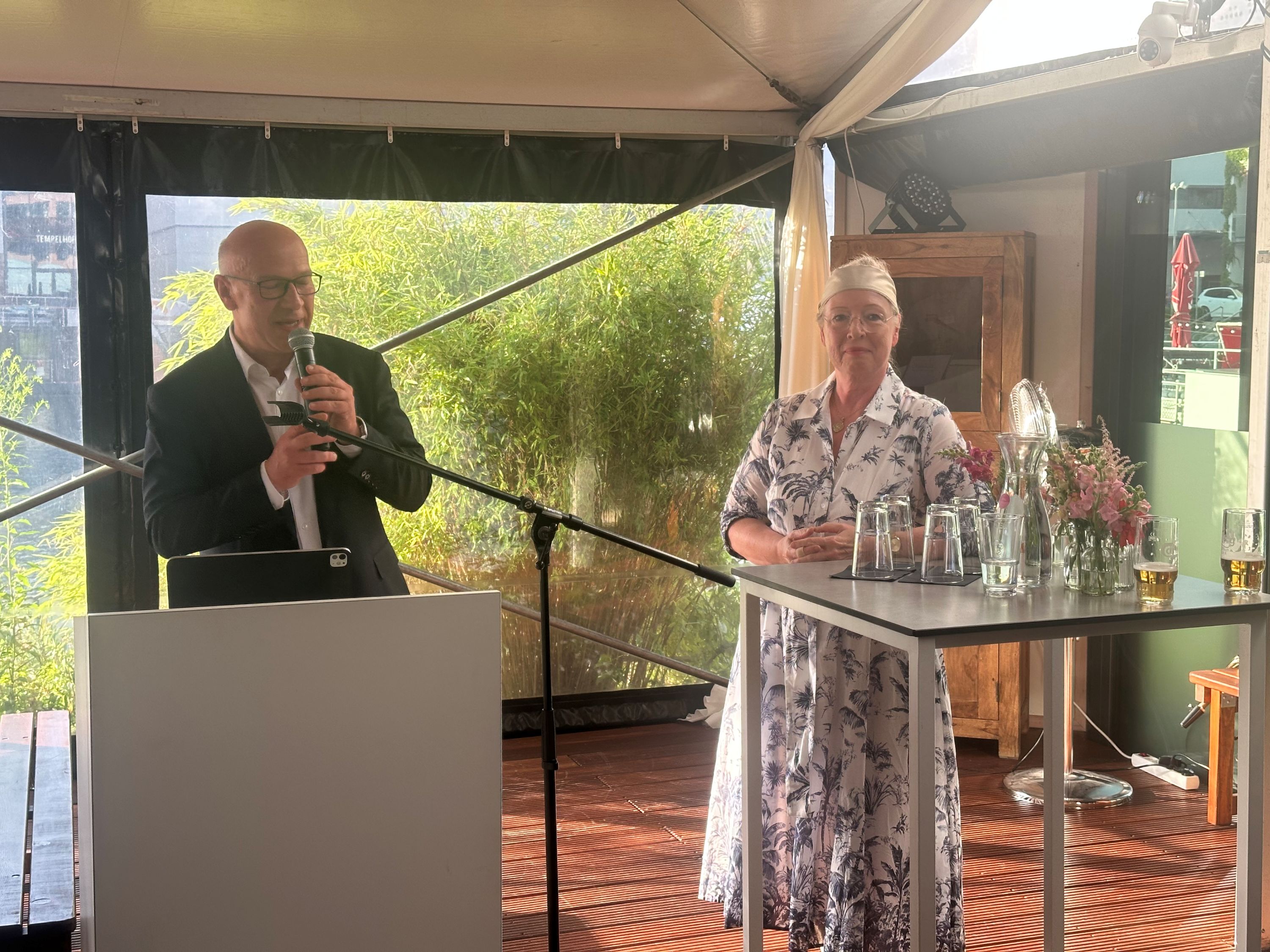 Berlins Regierender Bürgermeister Kai Wegner spricht beim Parlamentarischen Abend des BBU 2026 im Tempelhofer Hafen; rechts Maren Kern, BBU-Vorständin | BERLINboxx